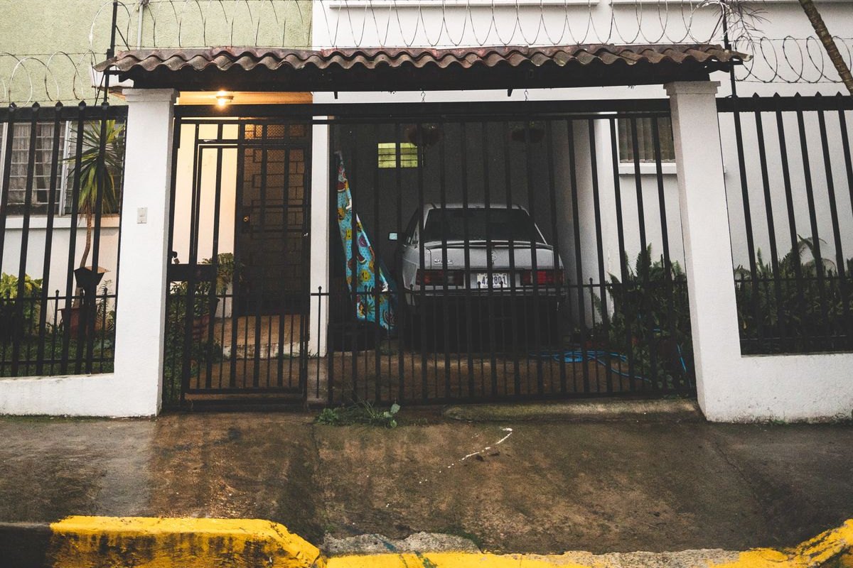Portão de correr em gradil na garagem de uma casa de rua